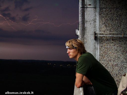 cia viena vakara pro balkona islindau pasigrozet, beje cia ne foto montazas.