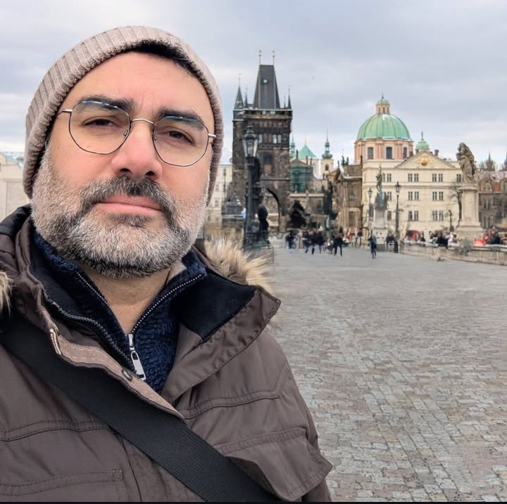 Vertinu sąžiningumą, ramybę ir ištikimus santykius. Jei rimtai nusiteikęs dėl meilės, galime pasikalbėti.