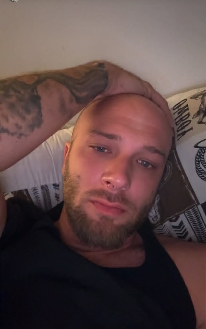 čia visiškai vienas 😔.